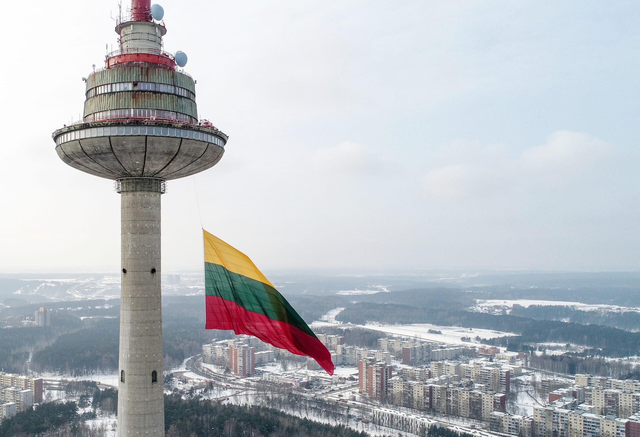 Vilniaus TV bokšte iškelta didžiausia Lietuvos vėliava