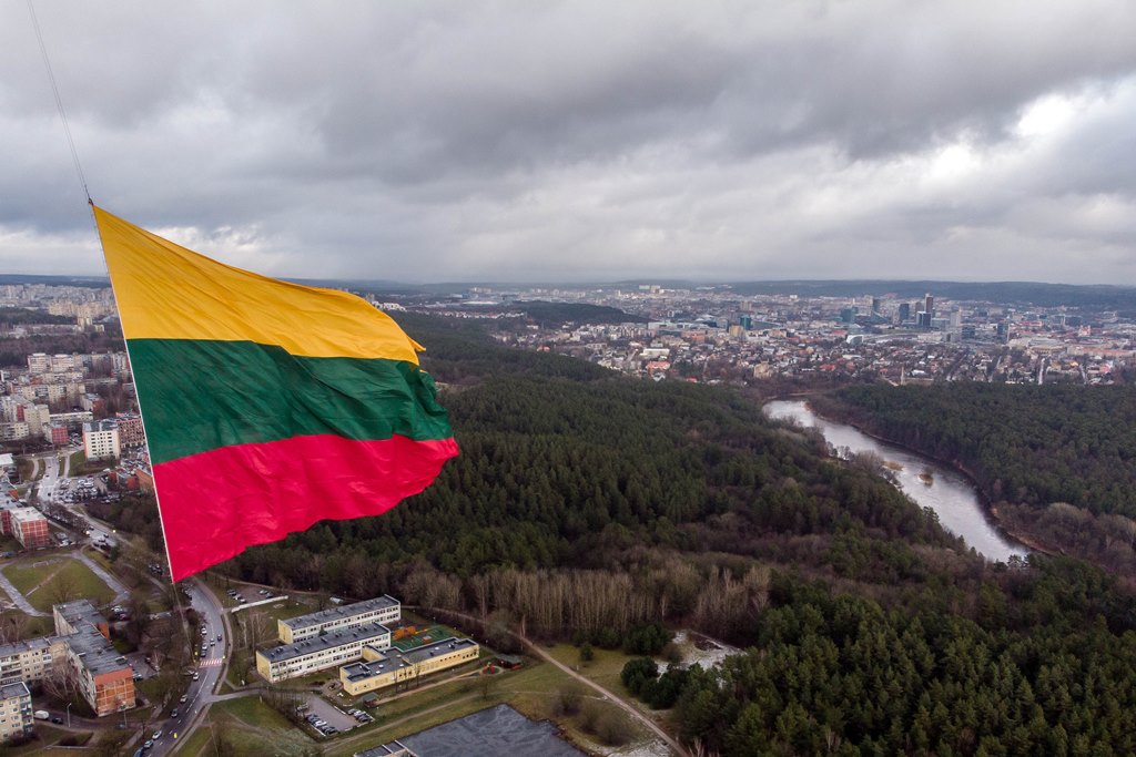 Vilniaus TV bokšte iškelta didžioji Trispalvė
