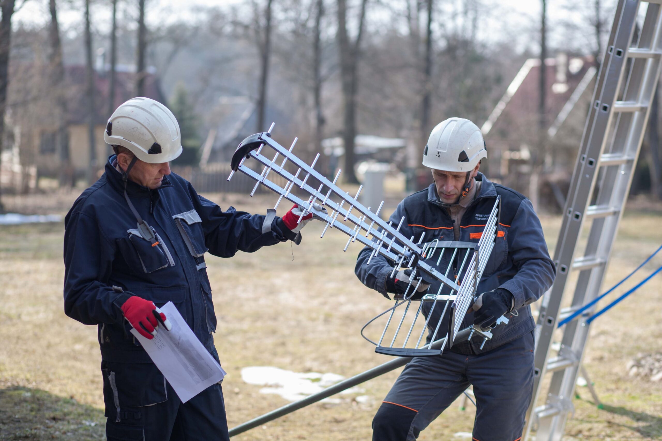 Du Telecentro inžinieriai-aukštalipiai surenka eterinės TV anteną montavimui
