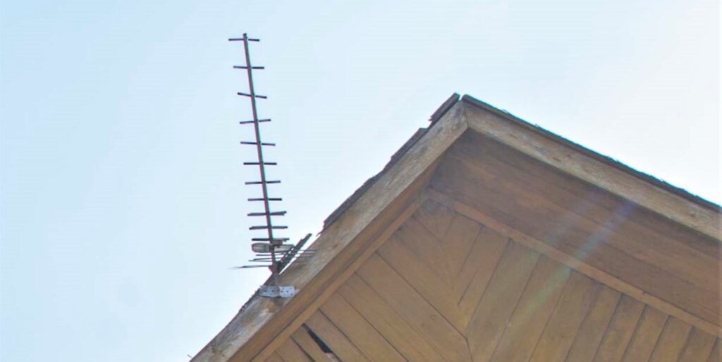 Sena TV antena ant namo stogo prieš pakeitimą