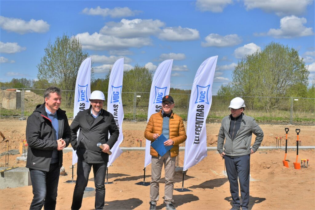 Į antrojo statomo Telecentro duomenų centro pamatą įleista kapsulė