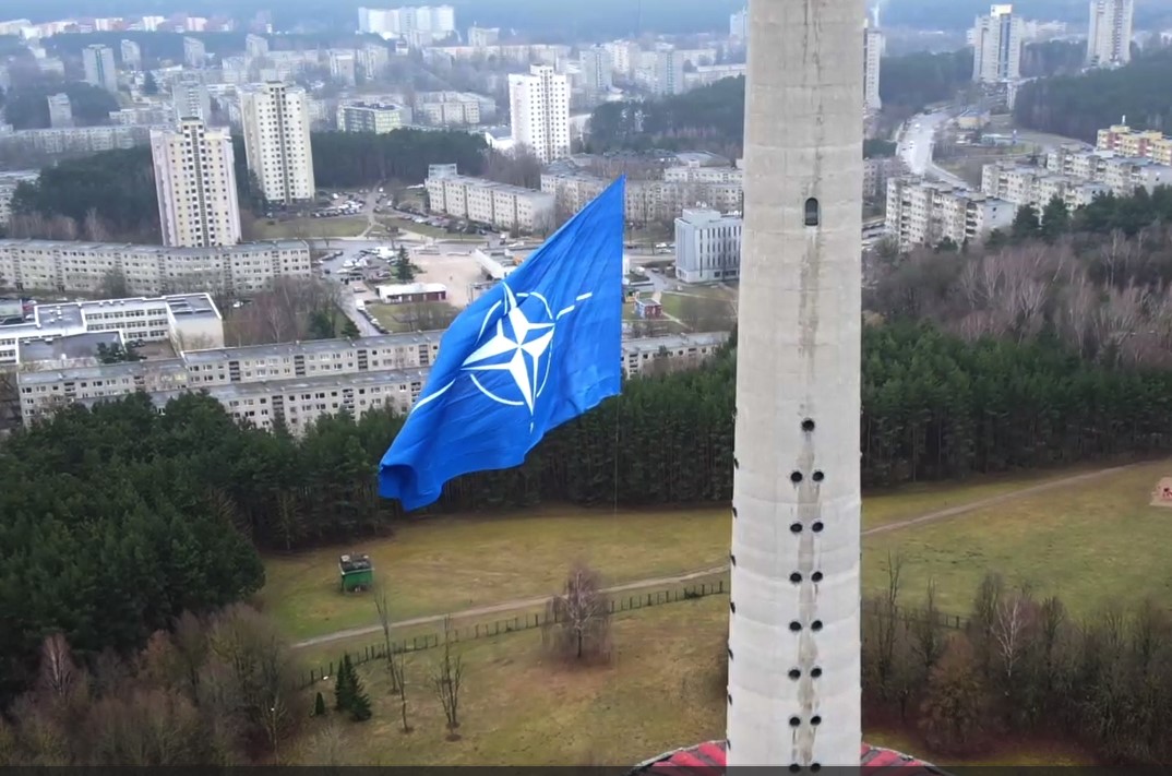 Į Vilniaus TV bokštą iškelta NATO vėliava