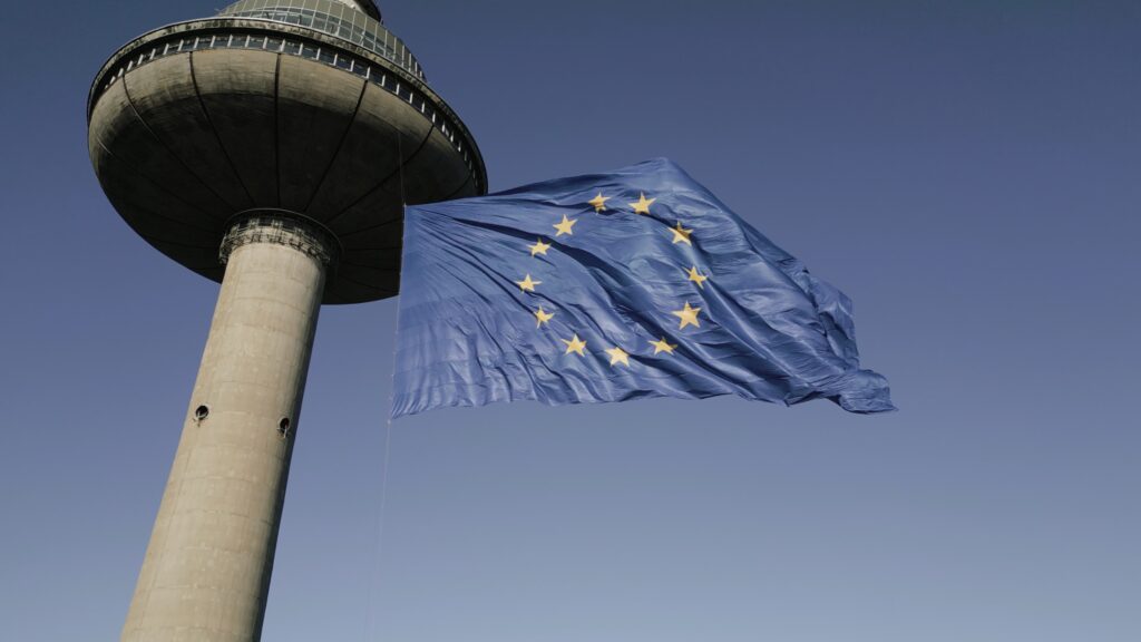 Minint įstojimo į ES metines Vilniaus TV bokšte iškelta Europos Sąjungos vėliava